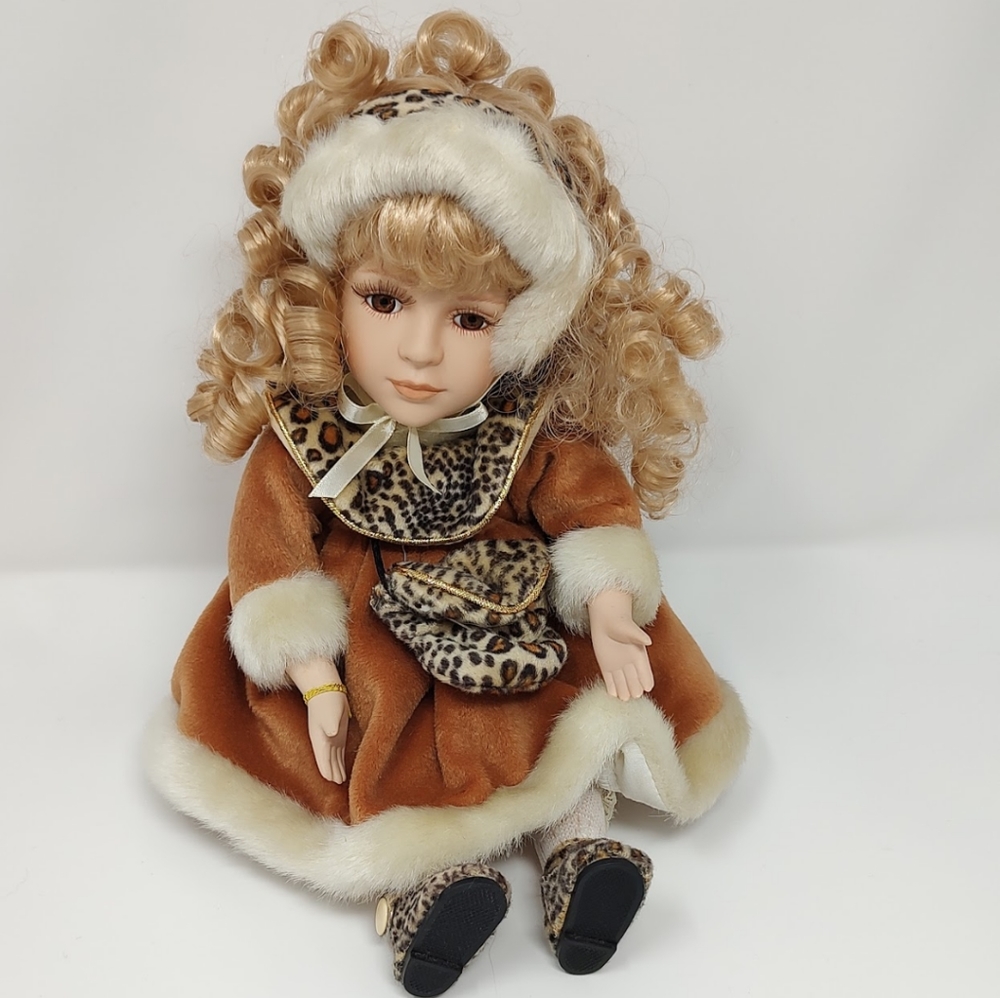 Vintage Dan Dee Musical Wind Up Music Collectible Doll Tan Dress Blonde Hair